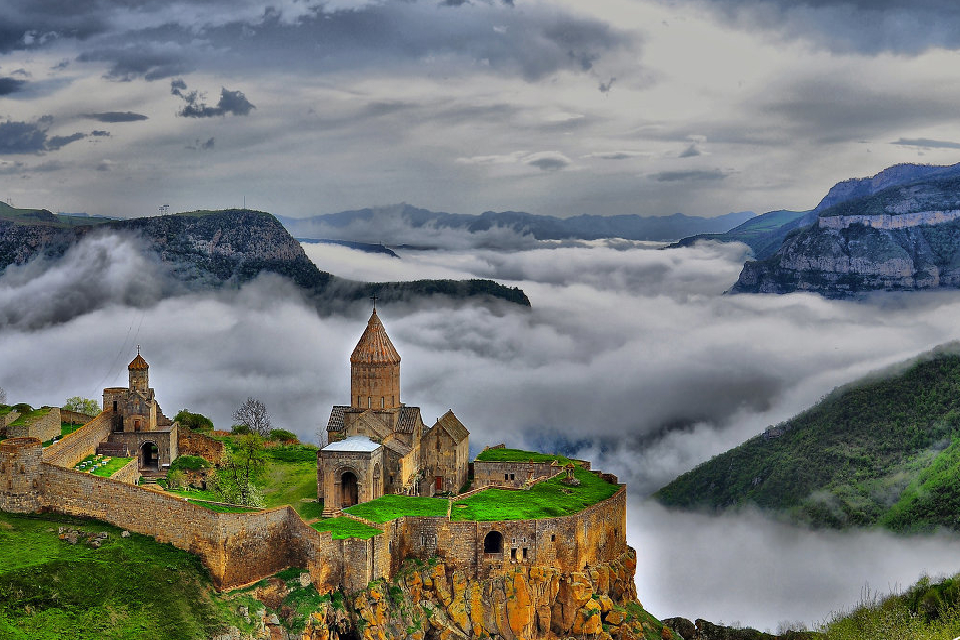 Le monastère de Tatev dans les montagnes d’Arménie