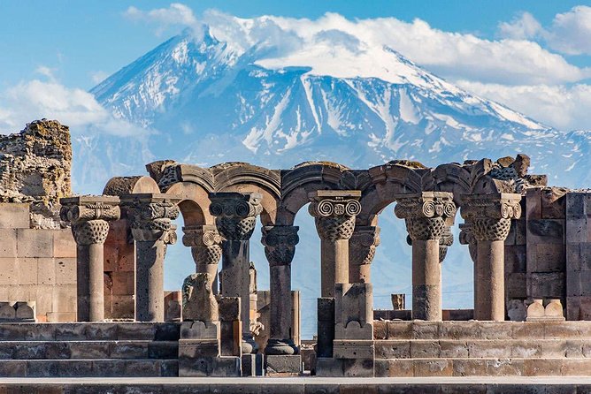 Les vestiges de Zvartnots devant le mont Ararat
