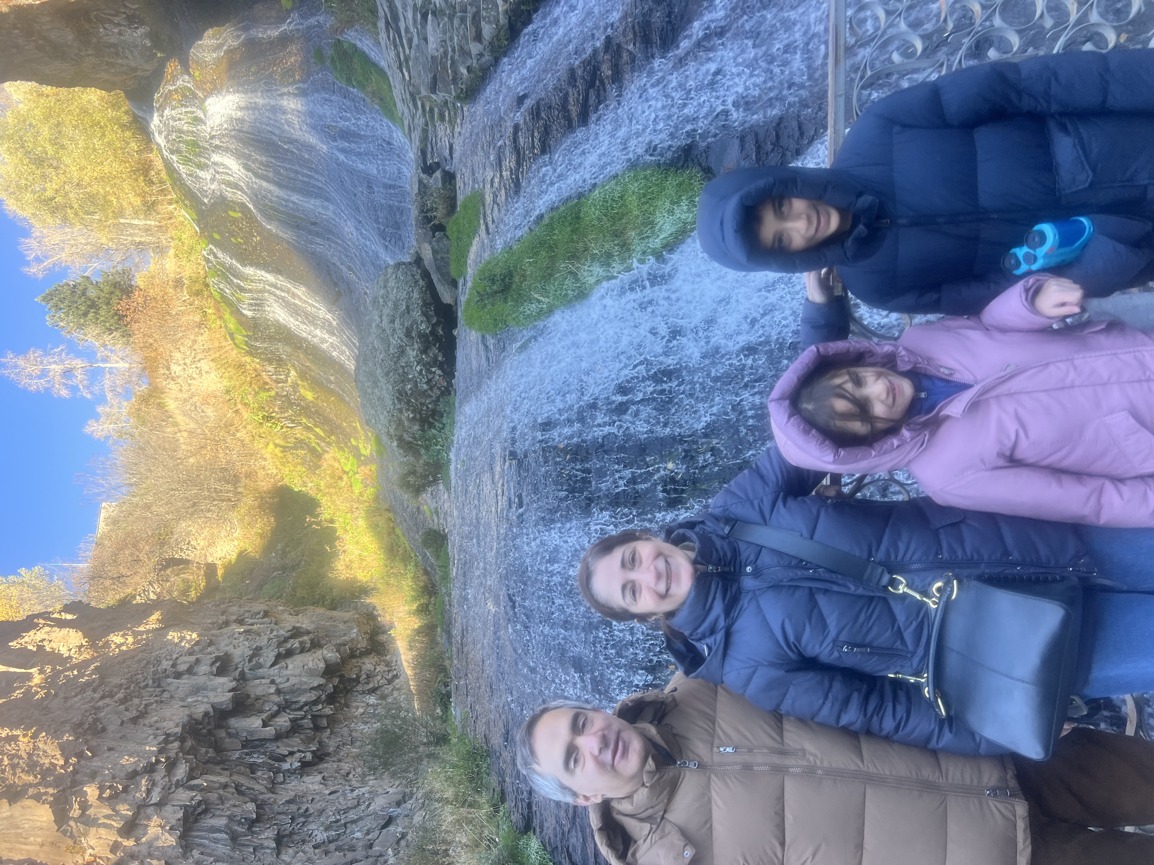 Des voyageurs en famille près d’une cascade