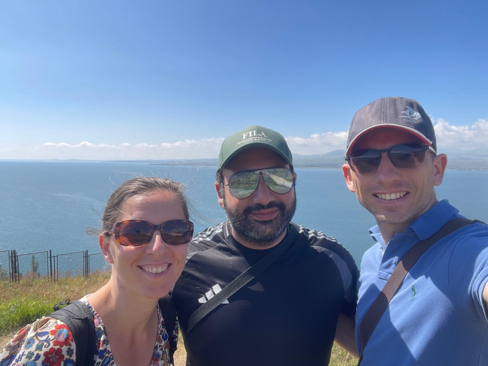 Mihran Simonyan avec des voyageurs au bord du lac